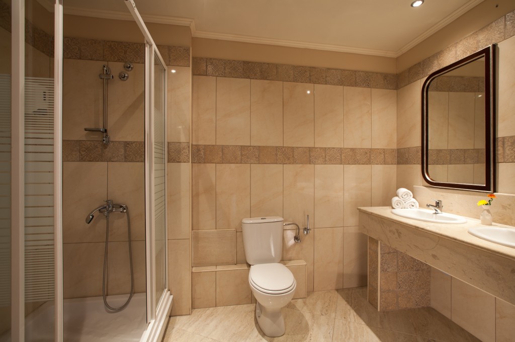 BATHROOM-WITH-SHOWER-OF-2-BEDROM-SUITE-OR-JUNIOR-SUITE-OR-DBL-DELUXE-1024x680